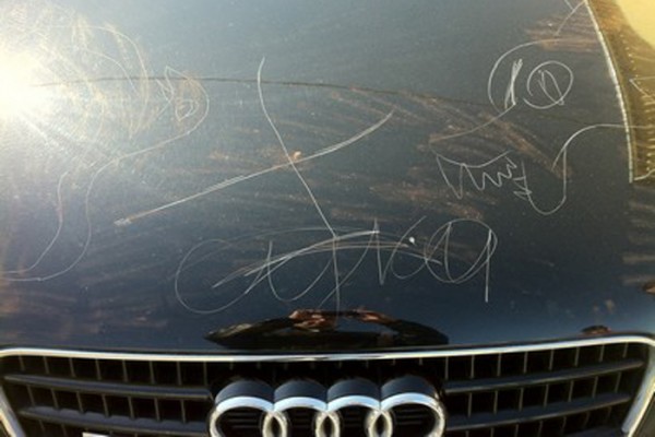 Маленькие дети порисовали на машине гвоздиком на 100 тысяч рублей