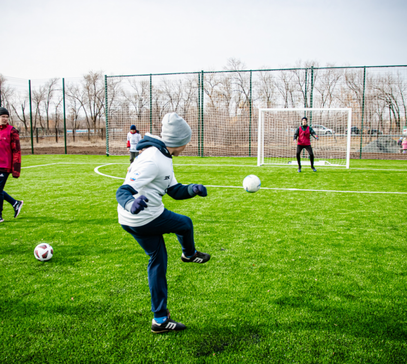 В Оренбуржье смонтировали 7 футбольных полей с искусственным покрытием