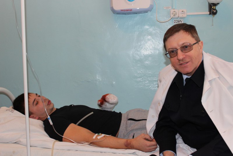 Михаил Давыдов посетил в больнице Данила Максудова