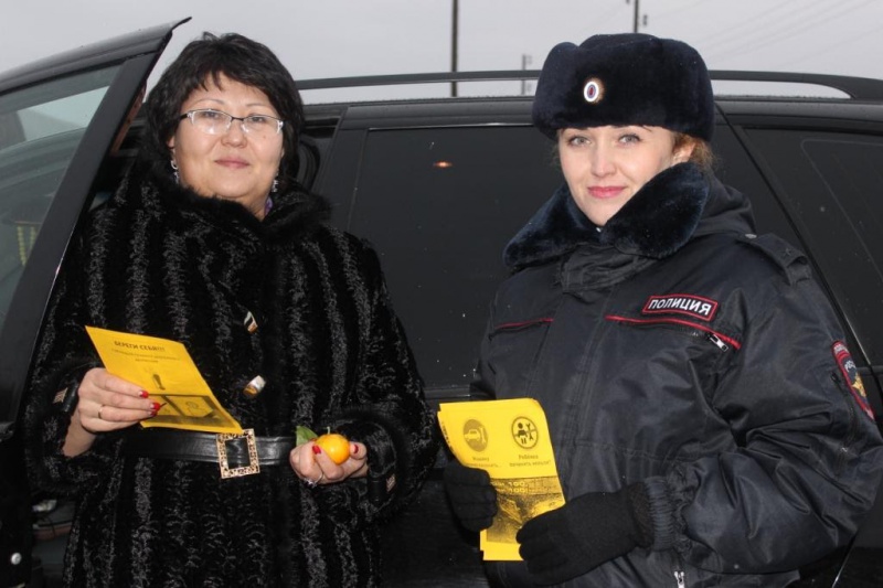 В Соль-Илецке полицейские дарили водителям конфеты