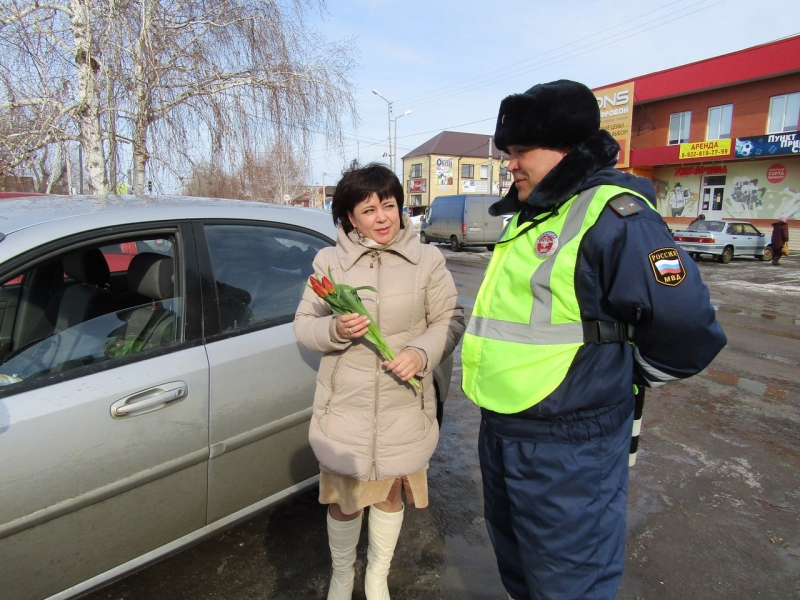 В Сорочинске сотрудники ГИБДД дарили цветы автоледи