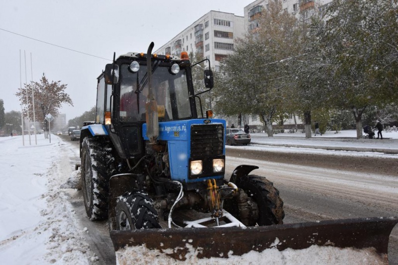 В Оренбурге на уборку снега вышли более 1000 дворников и 70 машин 