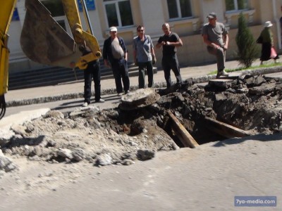 Оренбуржец упал в ремонтную яму на пр. Победы и думал, что его уже не найдут 