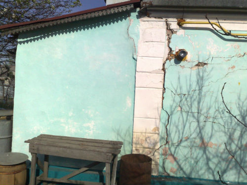 В поселке Первомайский проверяют состояния зданий на опасность обрушений
