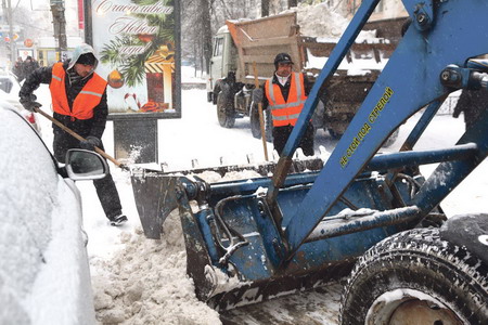 В Оренбурге очищают улицы от снега