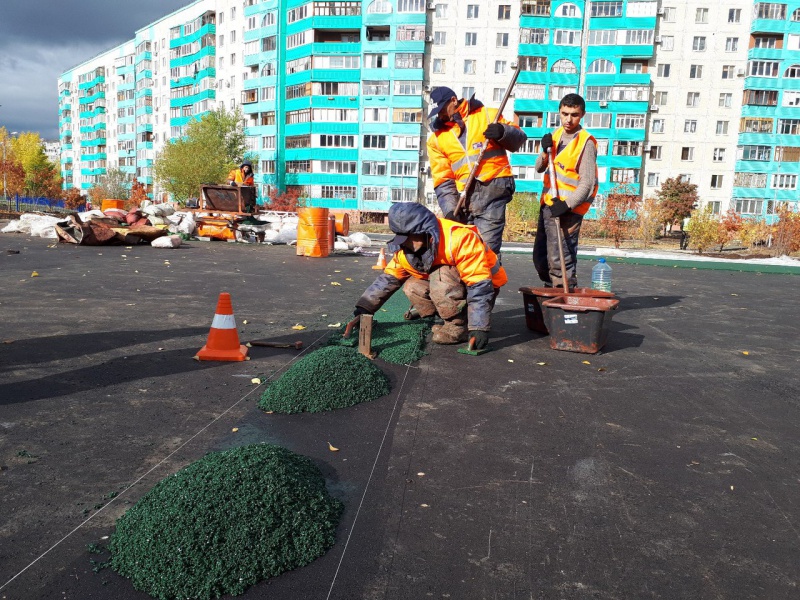 В Оренбурге на ул. Липовой заливают резиновое покрытие на спортплощадке