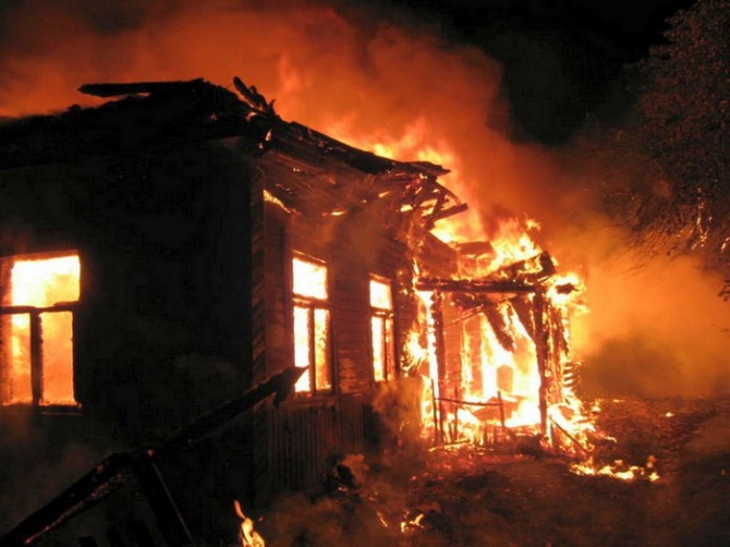 В Переволоцком районе сгорел дом