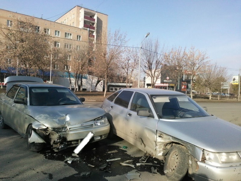 В Оренбурге столкнулись две «Лады», пострадали пассажиры