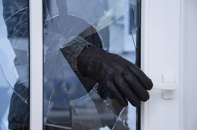 Бугурусланец напал на пенсионерку, разбив в доме окно