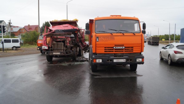 На Загородном шоссе столкнулись грузовики КамАЗ и «Хово»