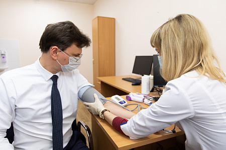 Глава регионального минобра Алексей Пахомов прошел вакцинацию от коронавируса