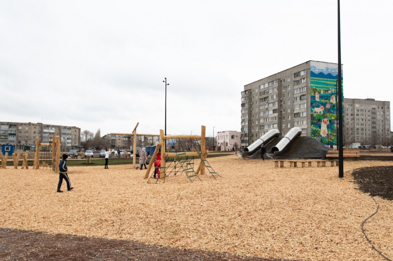 В Новотроицке продолжается благоустройство общественного пространства