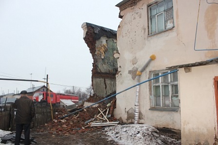 В Переволоцком ликвидируют последствия обрушения двухэтажного дома