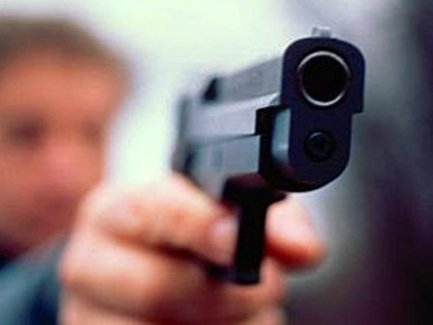 ЧП: в Оренбуржье мужчина расстрелял иномарку из пистолета