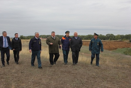 Вице-губернатор Сергей Балыкин оценил ход берегоукрепительных работ в районе села Жёлтое 