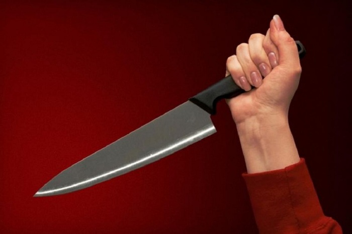 В Кваркено мать двоих детей ударила полицейского ножом
