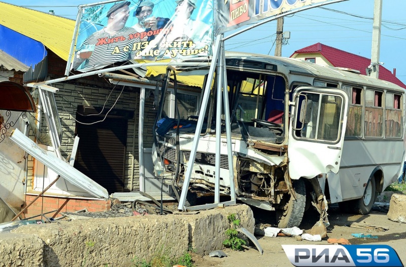 В Бугуруслане автобус протаранил пивной бар