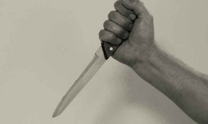 В Новотроицке мужчина ударил собутыльника ножом