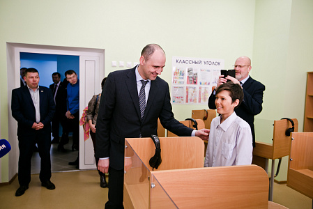 Денис Паслер посетил новую школу в Домбаровском районе