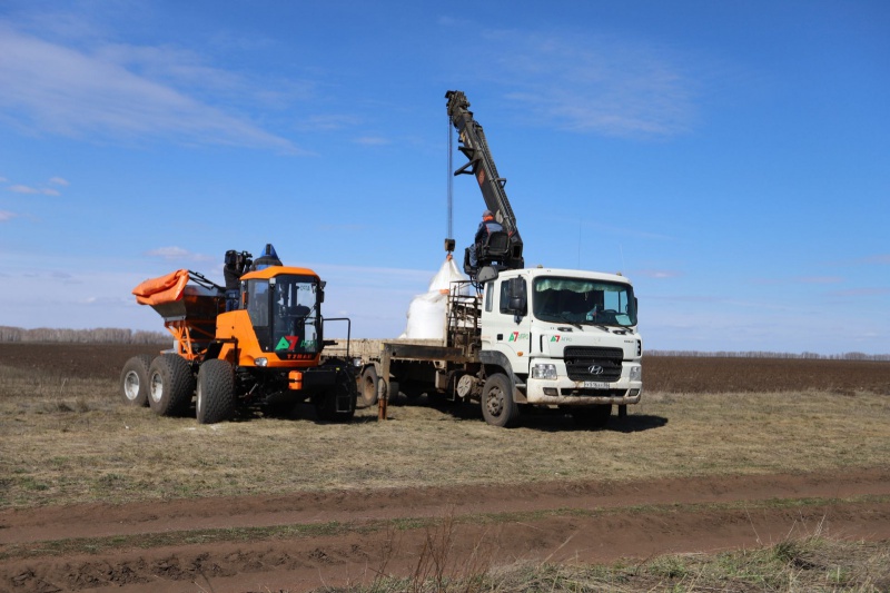 Оренбургские аграрии приобретают минеральные удобрения