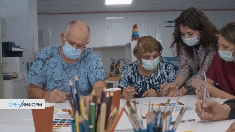 Волонтеры провели мастер-класс по рисованию для пациентов  Областной больницы имени Войнова