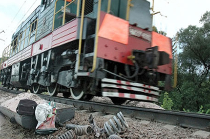 В результате столкновения автомобиля с поездом погибла пассажирка