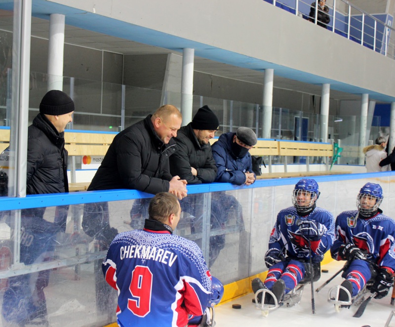 Министр спорта встретился с оренбургскими следж-хоккеистами