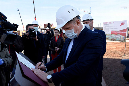 Глава Минздрава России посетил стройку Оренбургской областной детской больницы
