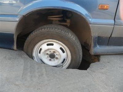 В Оренбурге автомобиль чуть не ушел под землю