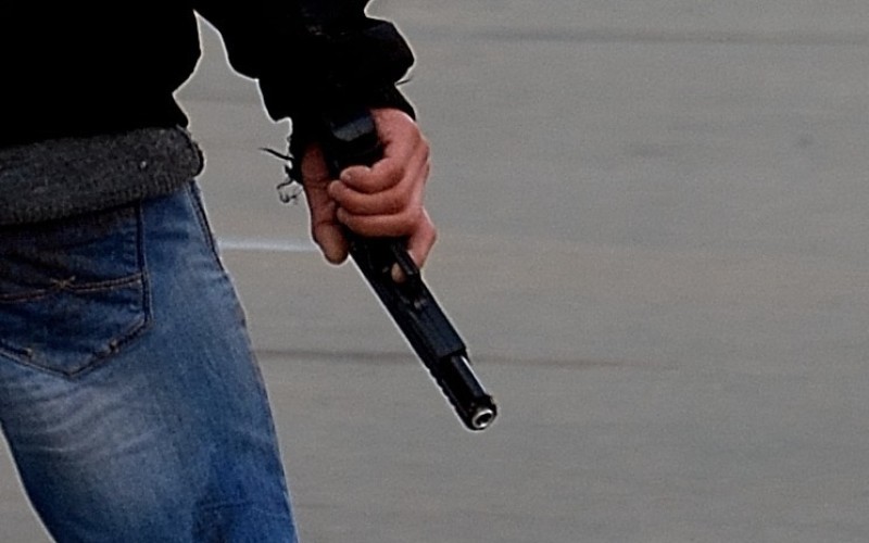В Новотроицке мужчина напугал женщину пистолетом
