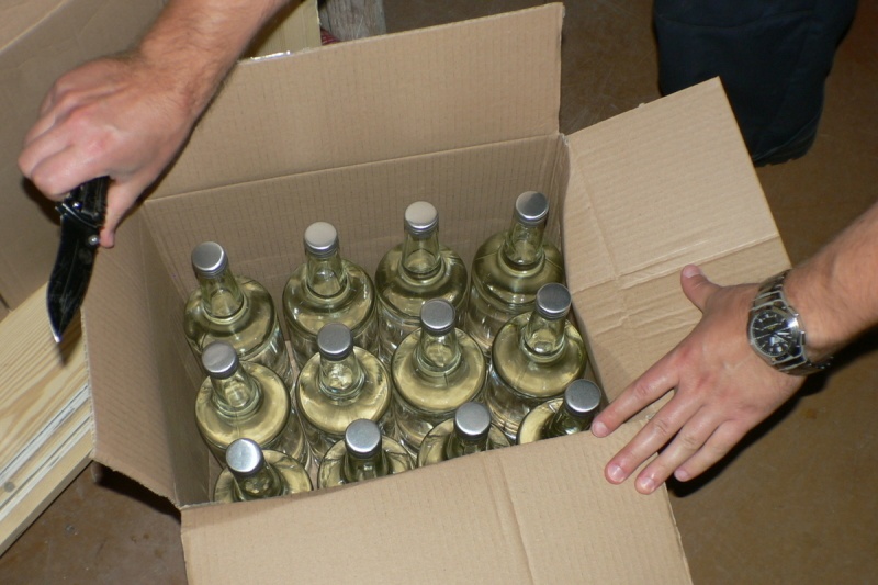 Житель Бузулукского района торговал дома водкой из Казахстана
