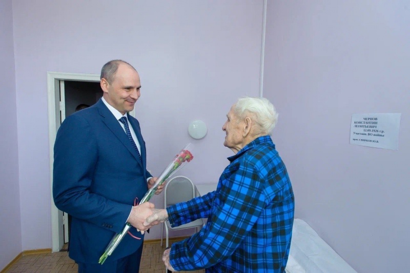 Губернатор поздравил пациентов Оренбургского областного госпиталя ветеранов войн с наступающим Днем Победы