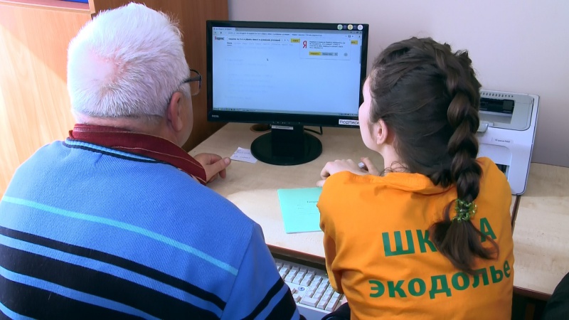 В Оренбургском районе пенсионеры изучают компьютер