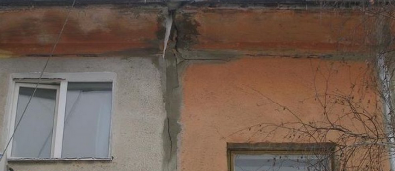 В Новотроицке здание на грани обрушения