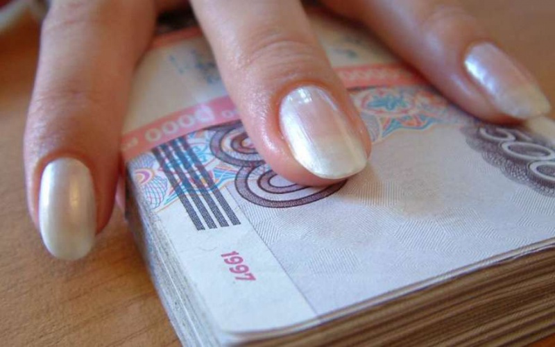 В Оренбурге сотрудница магазина вернула клиенту кошелек, вытащив оттуда 3 тысячи рублей (видео)