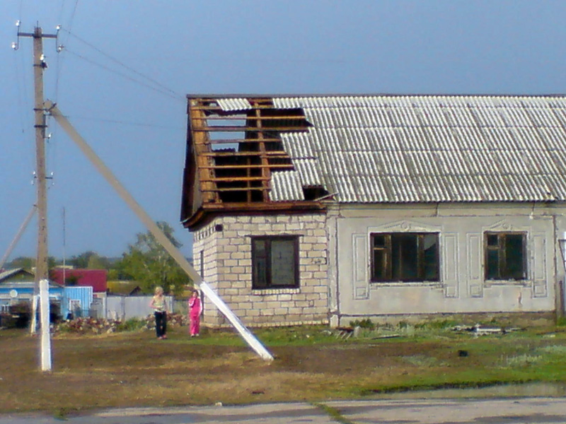  Ураганный ветер унес крыши с четырех жилых домов