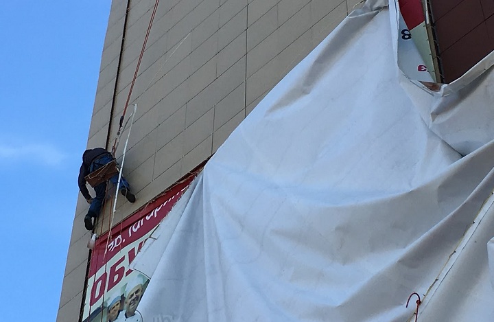 В Оренбурге убирают рекламные щиты