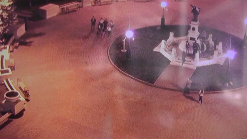 Система «Безопасный город» установила людей, залезавших на памятник Ленина