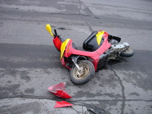 При столкновении мотоцикла со скутером пострадал последний