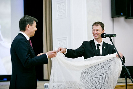 «Космический» платок передали Оренбургскому областному музею изобразительных искусств