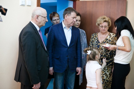 Губернатор Юрий Берг навестил «солнечных детей»
