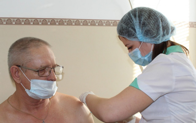 В Бузулукском районе население доставляют в городскую поликлинику на вакцинацию от коронавируса