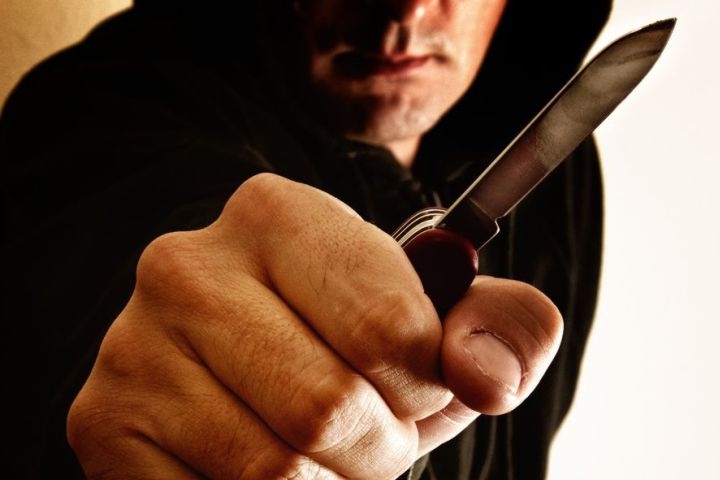 Оренбуржец с ножом напал на школьника