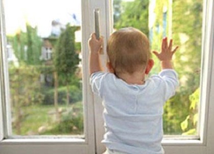 Двухлетний ребенок выпал из окна пятого этажа в Оренбурге