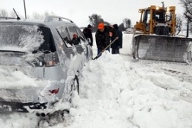В Оренбуржье сильный буран парализовал движение по федеральным трассам