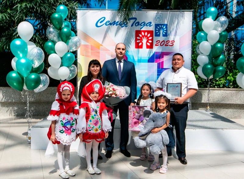 В Оренбуржье вручили награды победителям конкурса "Семья года"
