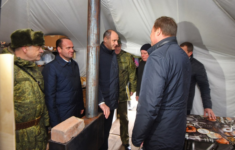 Губернатор Денис Паслер и полномочный представитель Президента РФ в ПФО Игорь Комаров посетили военный палаточный городок 