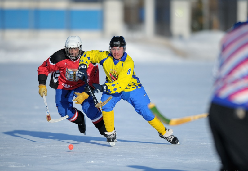 В Оренбурге проходит чемпионат города по хоккею с мячом