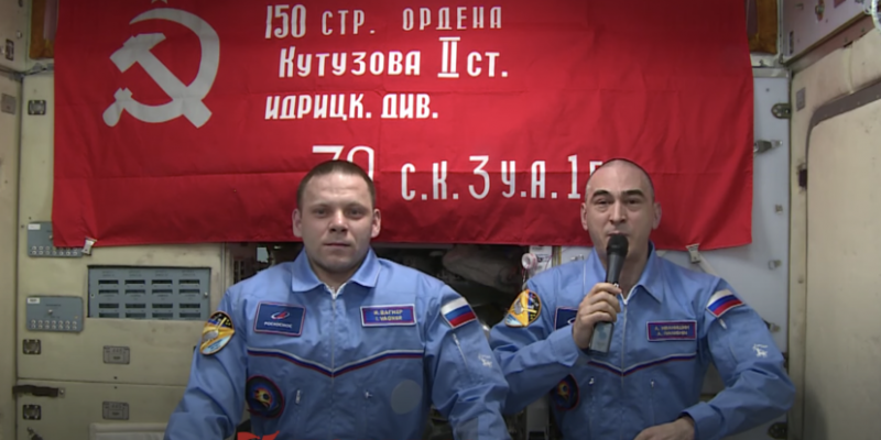 Космонавты с орбиты МКС поздравили россиян с Днём Победы