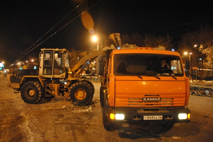 Глава Оренбурга Евгений Арапов контролирует уборку снега